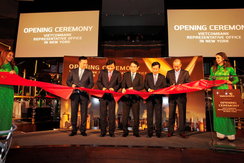 Các đại biểu cắt băng khánh thành khai trương Văn phòng đại diện của Vietcombank tại New York, Mỹ 