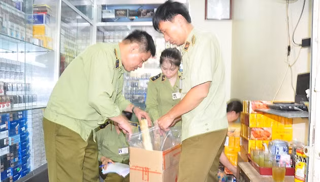 “Găm” hàng thuốc lá cũ để trục lợi