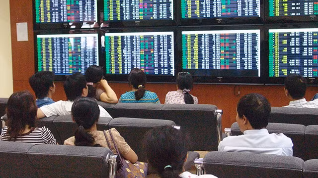 Nhà đầu tư trông chờ kết quả kinh doanh được công bố vào tháng 4. Ảnh: NAM ANH