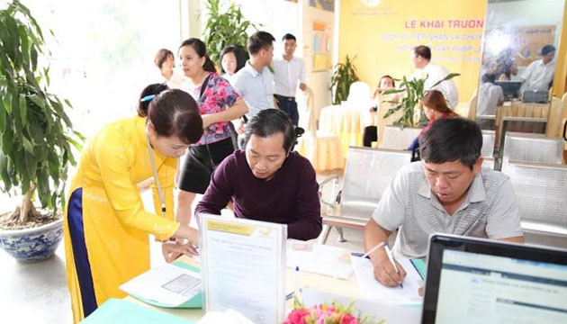 Hướng dẫn người dân sử dụng dịch vụ đổi GPLX tại Bưu điện Lào Cai.