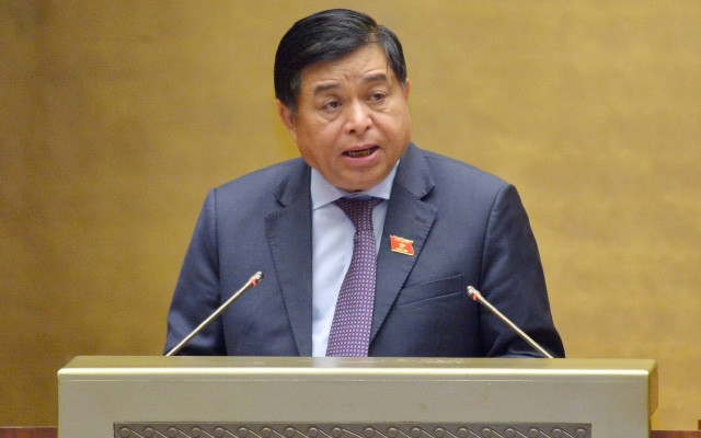 Bộ trưởng Kế hoạch và Đầu tư Nguyễn Chí Dũng trình bày Tờ trình Chính phủ về dự thảo Luật Đầu tư (sửa đổi). (ẢNH: DUY LINH)