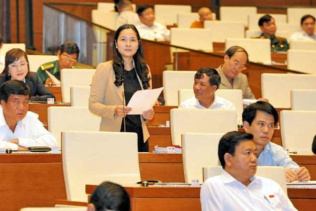 Đại biểu Vũ Thị Hương Sen (Hải Dương) tham gia thảo luận tại Quốc hội ngày 23-11. (Ảnh: TRẦN HẢI)