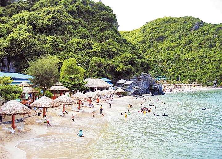 Bãi biển trên đảo Cát Bà (Hải Phòng). Ảnh: THÙY DUNG