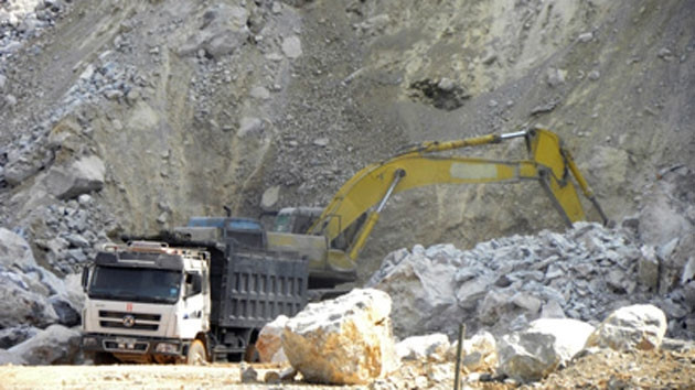 Hoạt động khai thác đá ở Lèn Bảng. (Ảnh: Internet)