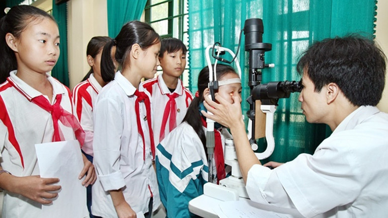 Khám mắt cho các em học sinh Trường THCS Ngọc Thanh B, thị xã Phúc Yên (Vĩnh Phúc). Ảnh: KHÁNH LINH