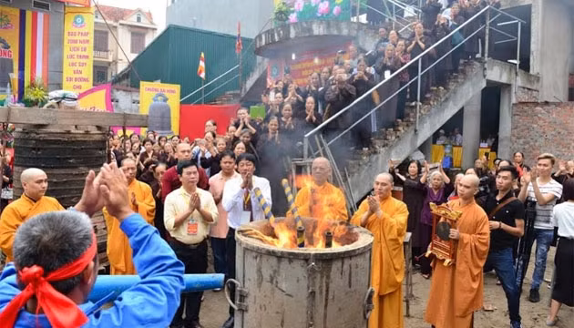 Đại đức Thích Đức Nguyên, trụ trì chùa Phúc Long làm lễ đưa kim ngân của các phật tử cung tiến đúc chuông Đại hồng vào khuôn đúc.