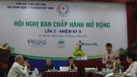 Phó Chủ tịch Ủy ban các vấn đề xã hội của Quốc hội đang chia sẻ thông tin với Hội Hành nghề Y tư nhân VN tại TP Hồ Chí Minh.