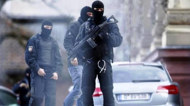 Cảnh sát đặc nhiệm Đức SEK đứng gác bên ngoài Tòa án Tư pháp tối cao Liên bang Đức (Bundesgerichtshof) tại Karlsruhe, ngày 15-12-2015. (Ảnh: Reuters)