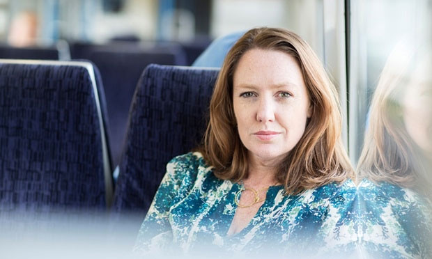 Tác giả Paula Hawkins.