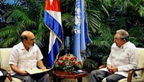 Chủ tịch Cuba Raul Castro (bên phải) hội đàm với Tổng Giám đốc FAO Jose Graziano da Silva. (Ảnh: Granma)