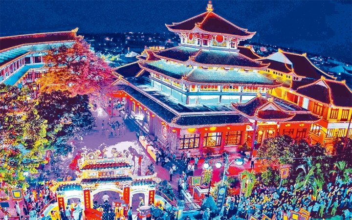 Miếu bà Chúa xứ Núi Sam trong mùa lễ hội.