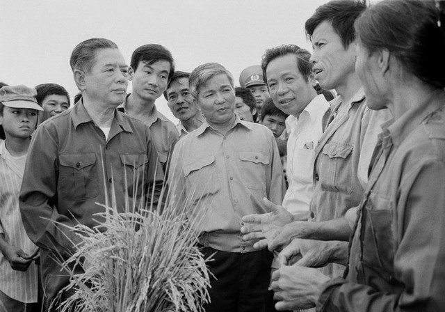 Tổng Bí thư Nguyễn Văn Linh về thăm và nói chuyện với bà con nông dân Hợp tác xã Tùng Phong, xã Tùng Ảnh, huyện Đức Thọ, tỉnh Nghệ Tĩnh (từ ngày 23 đến 27-5-1990). Ảnh: XUÂN LÂM (TTXVN)