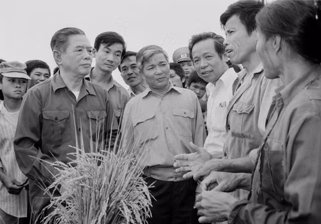 Tổng Bí thư Nguyễn Văn Linh về thăm và nói chuyện với bà con nông dân Hợp tác xã Tùng Phong, xã Tùng Ảnh, huyện Đức Thọ, tỉnh Nghệ Tĩnh (từ ngày 23 đến 27-5-1990). Ảnh: XUÂN LÂM (TTXVN)