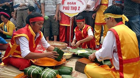 Gói bánh chưng, giã bánh dày dâng lên các Vua Hùng