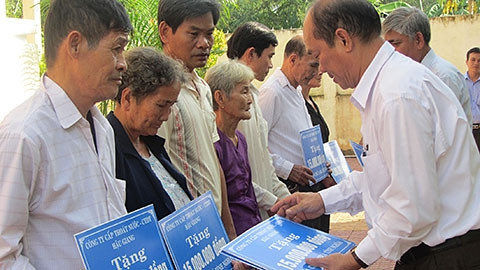 Trao bảng tượng trưng tiền sửa chữa nhà cho các gia đình chính sách. (ảnh: Phùng Dũng)