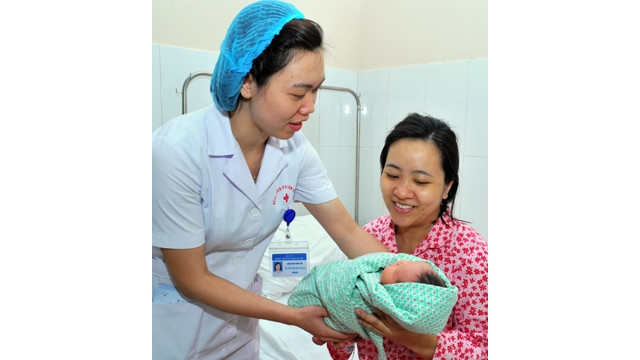 CEO bệnh viện phải là người có khả năng quy tụ được những người giỏi, thiết kế được một đội ngũ khám, chữa bệnh chất lượng mang lại lợi ích cho người bệnh. Trong ảnh: Niềm vui đón một em bé chào đời 