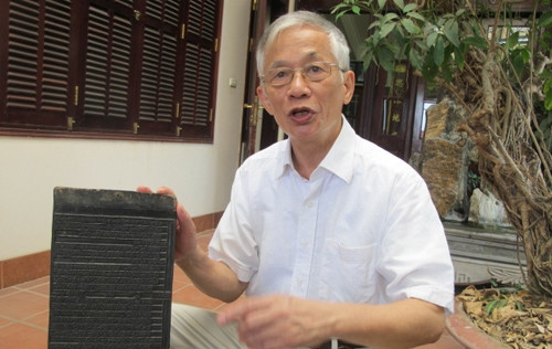 Ông Nguyễn Huy Mỹ và tấm mộc bản Trường Lưu.