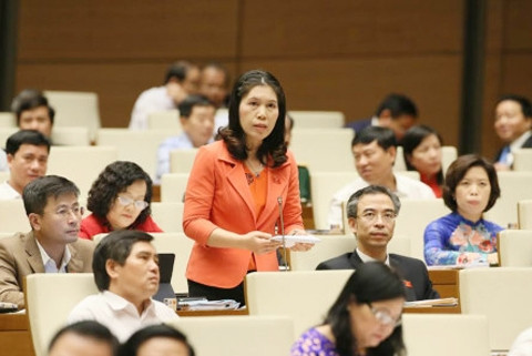 Đại biểu Trần Thị Phương Hoa (Hà Nội) chất vấn Bộ trưởng Giáo dục và Đào tạo Phùng Xuân Nhạ về vấn đề học thêm dạy thêm tại nghị trường Quốc hội, sáng 16-11. (Ảnh: MQ)