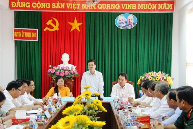 Đồng chí Võ Văn Thưởng phát biểu tại buổi làm việc với Ban Thường vụ huyện ủy Mang Thít. 