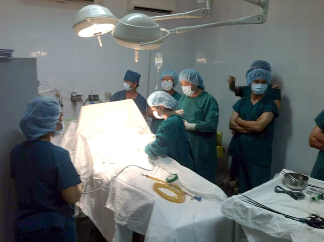 Một ca phẫu thuật của các bác sĩ Bệnh viện đa khoa tỉnh Tây Ninh. Ảnh: BẠCH THẢO