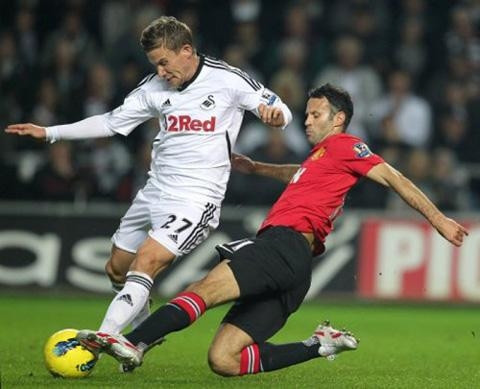 Trên sân nhà, Swansea (áo trắng) khó bị đánh bại.