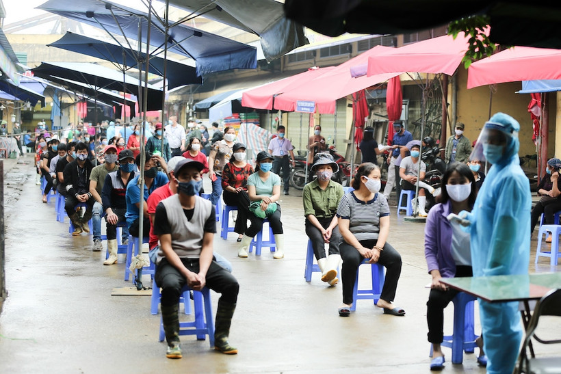 Thực hiện yêu cầu của Ban Chỉ đạo phòng, chống dịch Covid-19 thành phố Hà Nội, Sở Y tế Hà Nội phối hợp với Trung tâm Kiểm soát bệnh tật Hà Nội tổ chức lấy mẫu xác xuất, xét nghiệm nhanh Covid-19 để đá