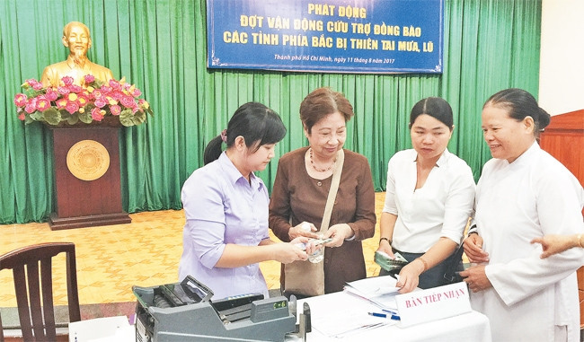 Đại diện các cơ quan, đơn vị, cá nhân trên địa bàn thành phố tham gia ủng hộ người dân các tỉnh miền núi phía bắc khắc phục hậu quả lũ lụt tại Ủy ban MTTQ thành phố Hồ Chí Minh.