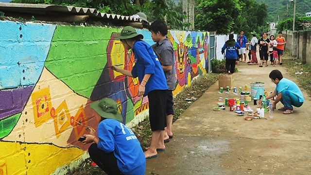 Những bức tranh tường tô điểm thêm tình yêu quê hương, cuộc sống của nhiều bạn trẻ.