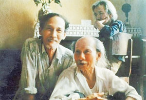 Nhà văn Nguyễn Tuân (bên phải) và đồng nghiệp.