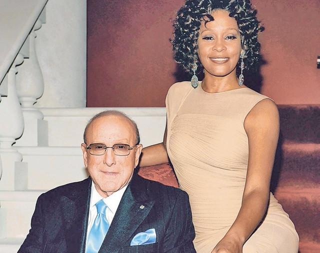 Clive-Davis và nữ ca sĩ Whitney Houston.