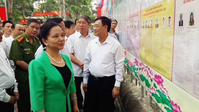 Đoàn kiểm tra công tác bầu cử tại Hải Phòng.