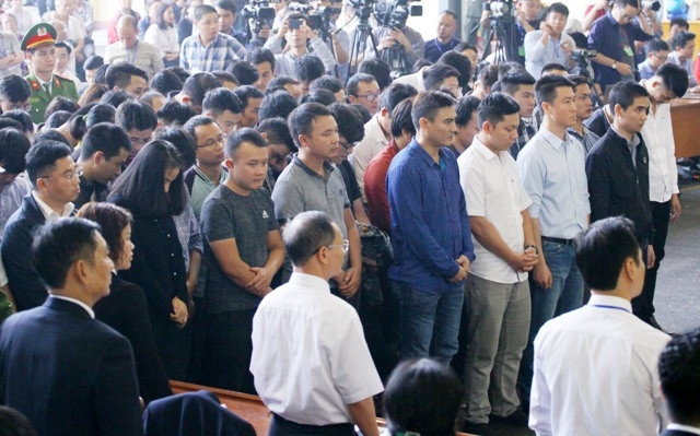 Các bị cáo nghe Hội đồng xét xử tuyên án.