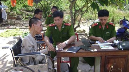 Công an tỉnh Quảng Trị về cơ sở làm chứng minh nhân dân cho người tàn tật.