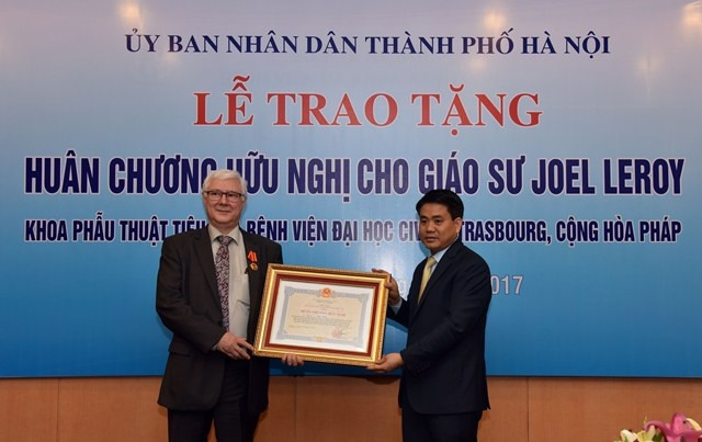 GS Joel Leroy nhận Huân chương Hữu nghị của Chủ tịch nước CHXHCN Việt Nam.