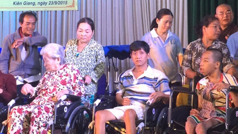 100 xe lăn, xe lắc tặng người khuyết tật Kiên Giang