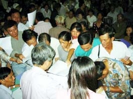 Người dân bức xúc tập trung quanh
Đoàn công tác của Bộ TN-MT.