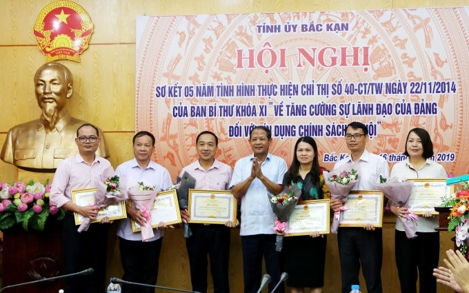 Chủ tịch UBND tỉnh Bắc Cạn trao tặng bằng khen cho các tập thể, cá nhân tiêu biểu. 