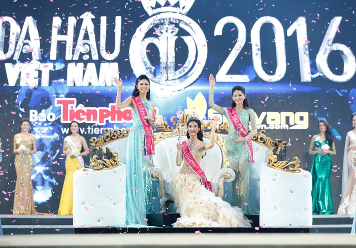 Hoa hậu Đỗ Mỹ Linh (ở giữa), Á hậu 1 Ngô Thanh Thanh Tú (bên trái) và Á hậu 2 Huỳnh Thị Thùy Dung. 