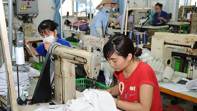 Nhiều công nhân lao động làm thêm để cải thiện thu nhập. Ảnh: HẢI NGUYỄN