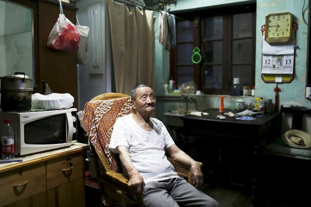 Cụ ông Wang Cunchun, năm nay đã 90 tuổi, vẫn phải sống cùng con trai trong một căn hộ chưa đầy 10 m2 tại Thượng Hải (Trung Quốc).