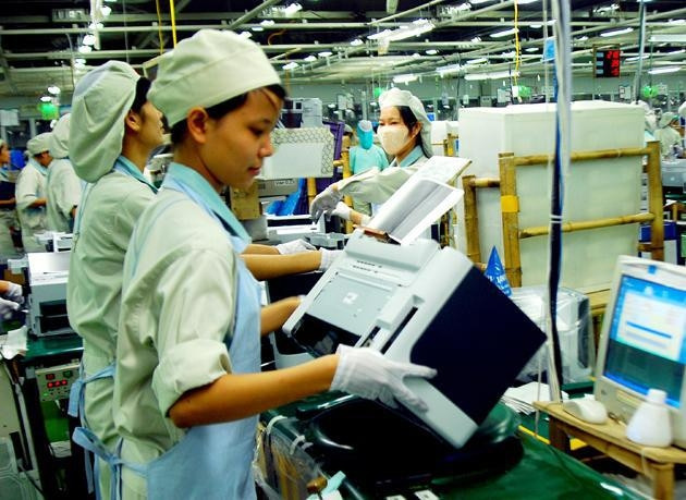 Công nhân Công ty Tenma (Khu công nghiệp Quế Võ) sản xuất linh kiện  cung cấp cho Công ty Canon Việt Nam.