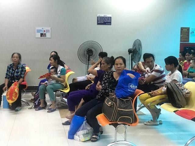 Bệnh viện Nhi Trung ương tăng cường quạt phục vụ người bệnh và người nhà người bệnh trong thời gian chờ khám.