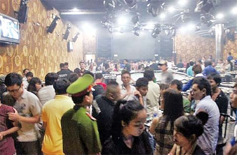 Các lực lượng chức năng của TP Hồ Chí Minh kiểm tra một cơ sở kinh doanh dịch vụ nhạy cảm dễ phát sinh tệ nạn mại dâm.