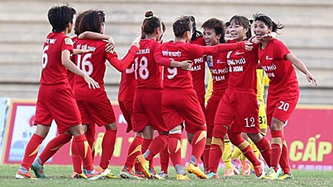 Các nữ cầu thủ của Phong Phú Hà Nam vui mừng với kết quả trận đấu. (ảnh: TTXVN)