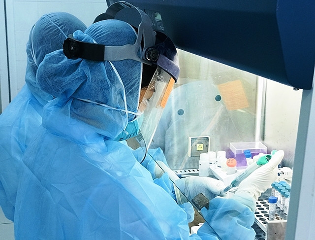 Xử lý mẫu để xét nghiệm sàng lọc Covid-19 bằng kỹ thuật Real-time PCR tại Thanh Hóa. Ảnh: MAI LUẬN.