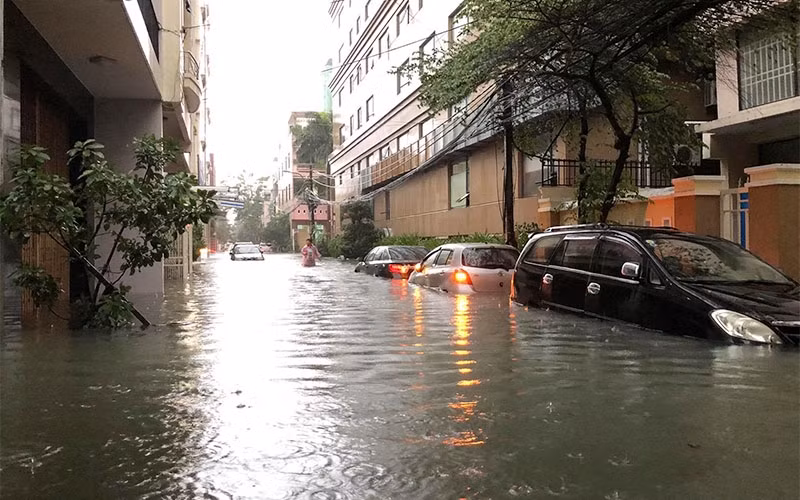 Miền trung mưa lớn gây ngập diện rộng, hai người chết