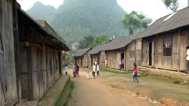 Trường THPT Chợ Đồn có 19 phòng học tạm, nhiều nhà gỗ mục nát có thể sập đổ bất cứ lúc nào. 