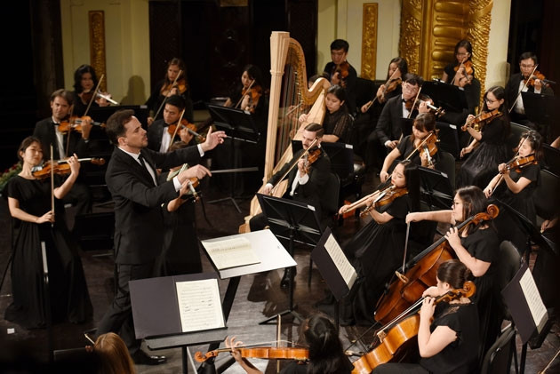 Nhạc trưởng Oliver Ochanine và Dàn nhạc Giao hưởng Mặt trời trình diễn trong Hoàng đế Concert.