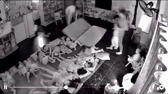 Hình ảnh cắt từ clip ghi lại cảnh hai cô giáo nghi có dấu hiệu bạo hành các cháu.