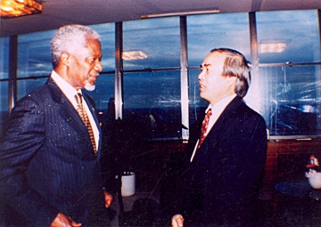 Đại sứ Ngô Quang Xuân trò chuyện với Tổng thư ký LHQ Kofi Annan bên lề một phiên họp của LHQ. (Ảnh:ĐS Ngô Quang Xuân cung cấp)